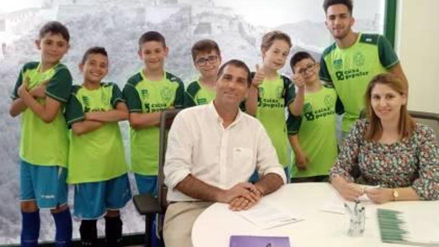 Els xiquets del No Solo Fútbol a la firma de l&#039;acord.