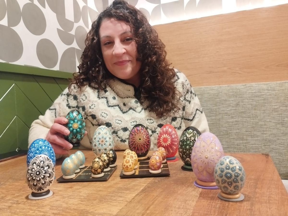 Cristina Margolles con sus Güevos Pintos de mandalas y "Tres en raya".