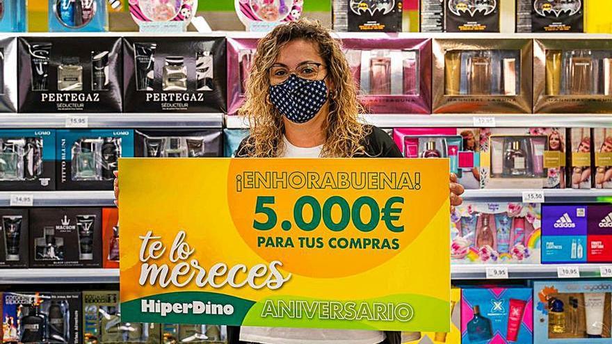 Hiperdino premia a una clienta palmera | EL DÍA