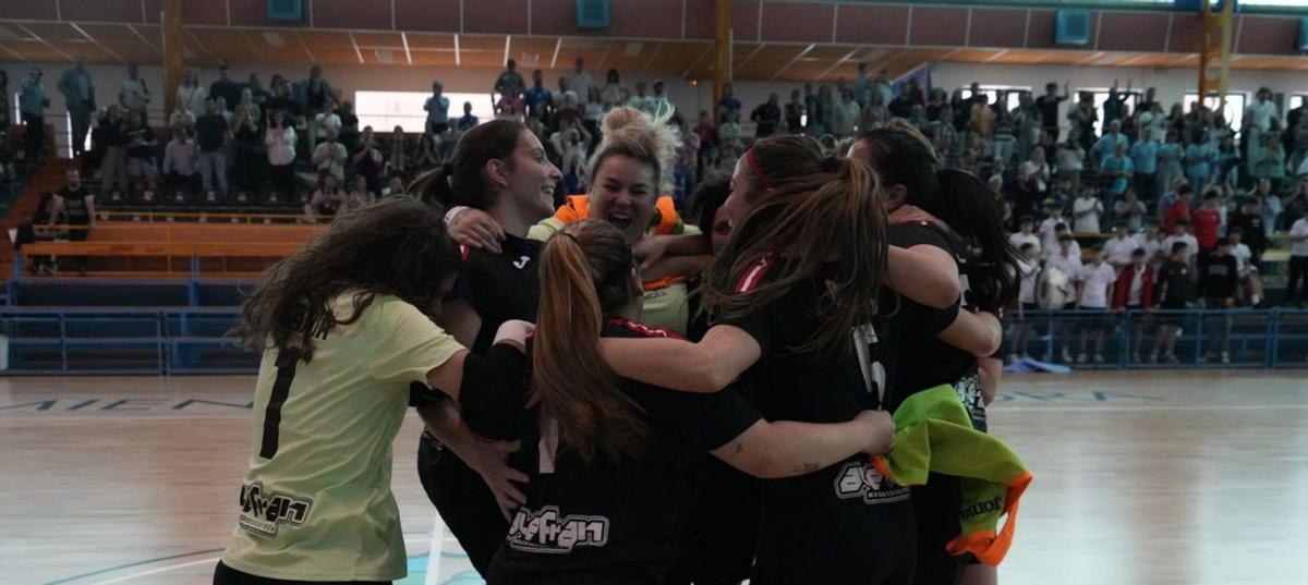 El equipo celebra el título de campeón. | J. L. F.
