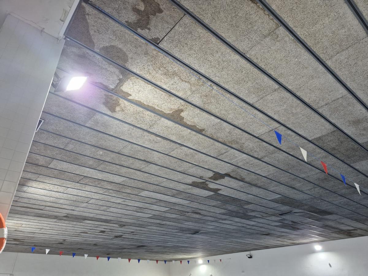 Detall dels desperfectes i taques d'humitat al sostre de la piscina municipal de Ripoll.
