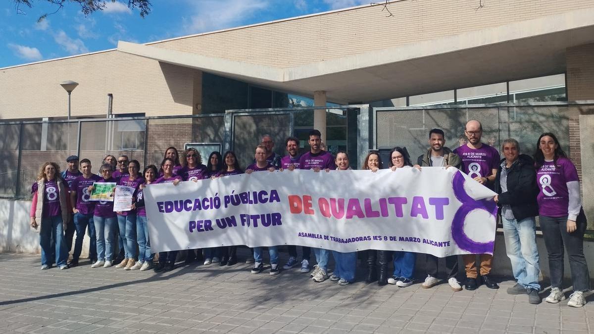 Profesores de Alicante, este martes, a las puertas de un colegio para reclamar mejoras laborales.