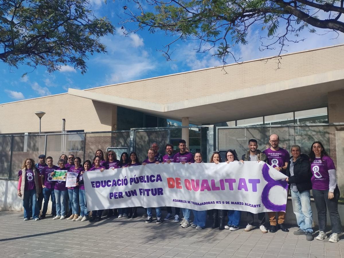 Profesores del IES 8 de marzo de Alicante, en una concentración este martes