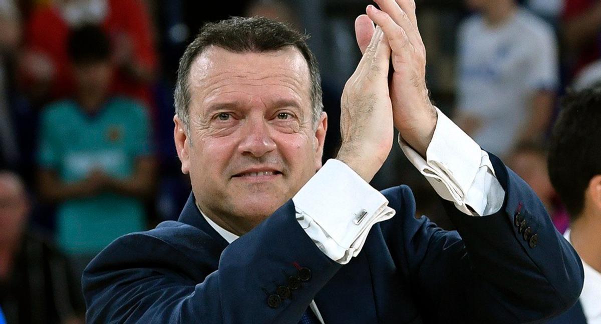 Jesús Velasco, aplaudiendo a la afición azulgrana