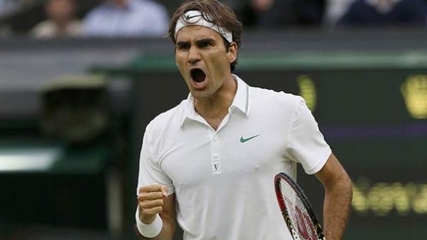 Roger Federer celebra un punto durante el partido.