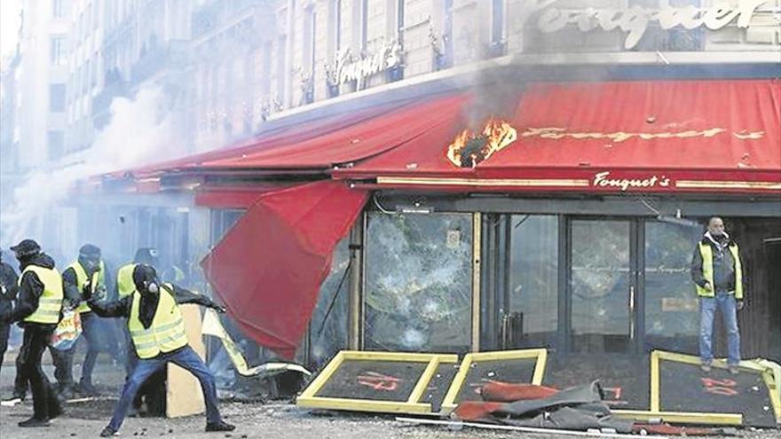 La violencia de los ‘chalecos amarillos’ arrasa de nuevo París