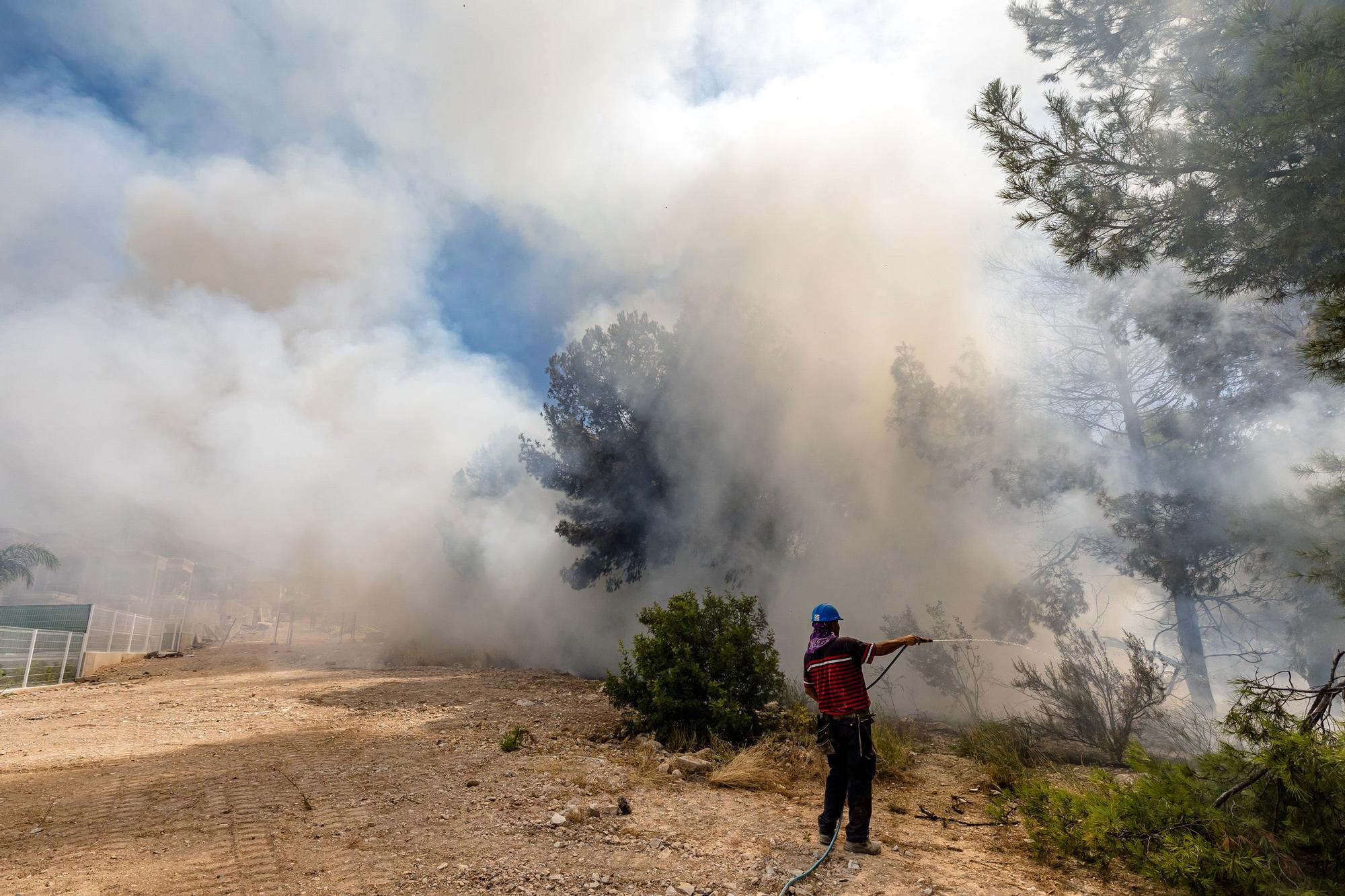 Incendio en Finestrat junto a la urbanización Sierra Cortina y el vial a Terra Mítica