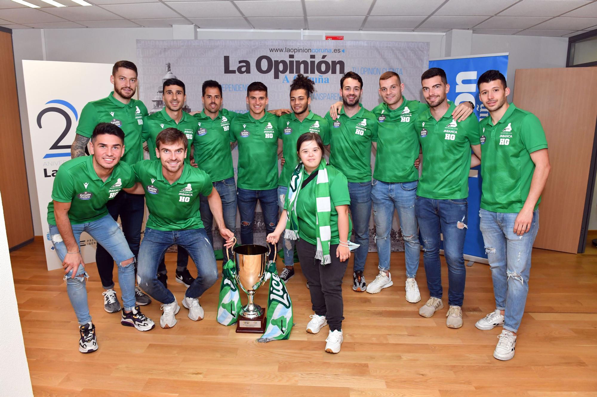 El Liceo visita LA OPINIÓN con su copa de campeón de OK Liga