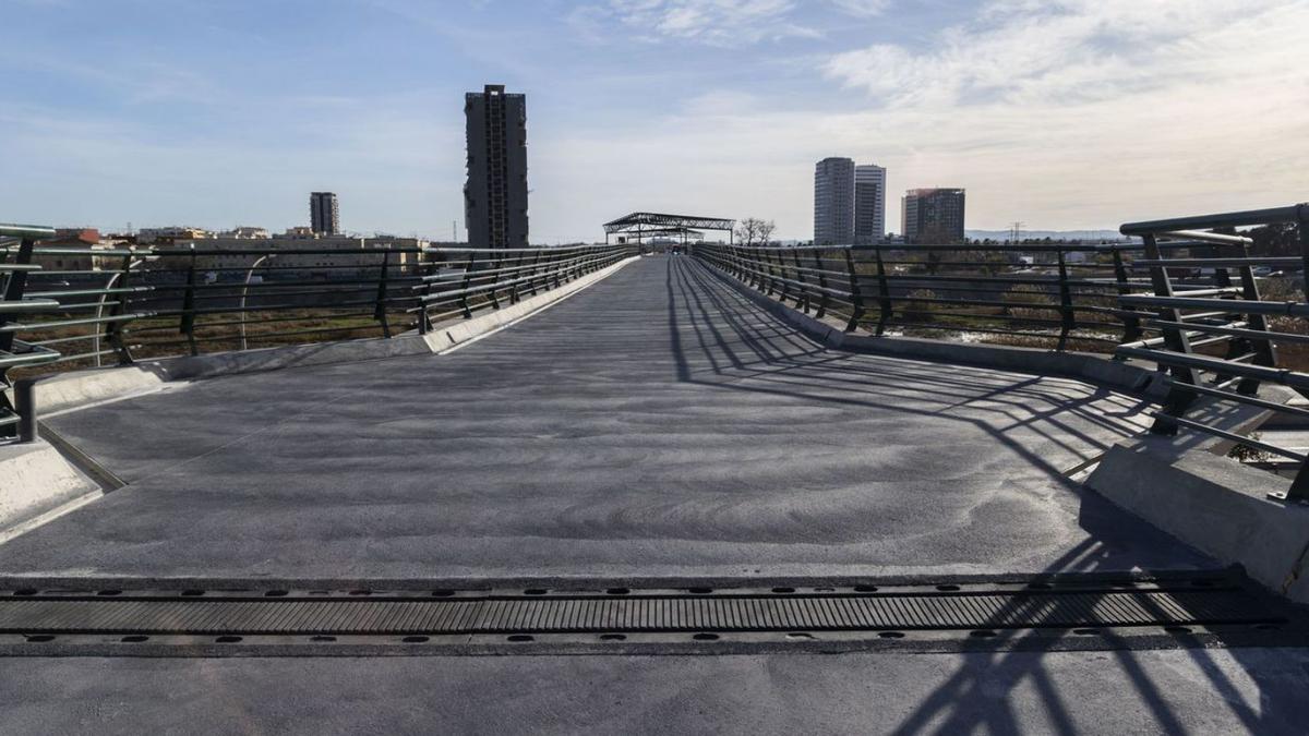 Plataforma de la nueva pasarela ciclopeatonal sobre el cauce del Turia. | GERMAN CABALLERO