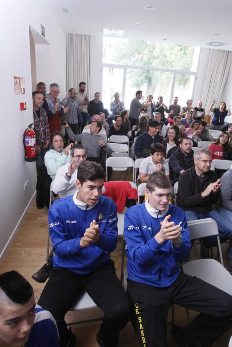 Els aficionats, seguint el partit, a Sarrià de Ter.