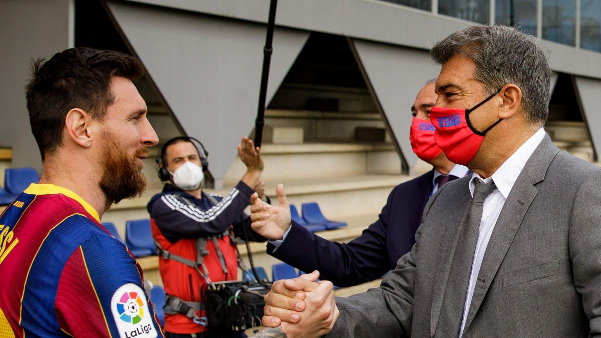 Messi y Laporta saludándose