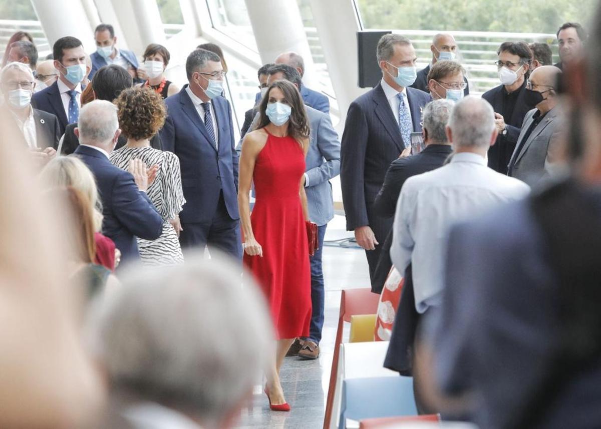 La reina Letizia rescata en València su misterioso vestido rojo