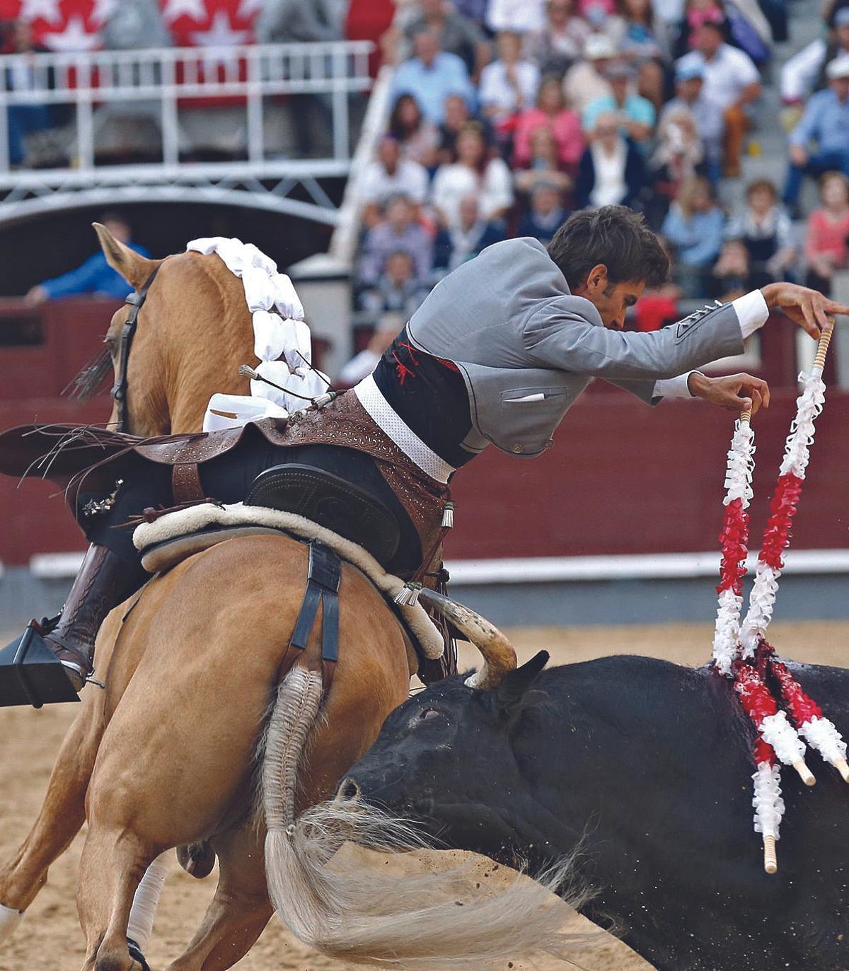 Sergio Galán coloca un par de banderillas en Las Ventas de Madrid.