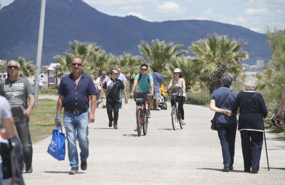 Día de playa con el termómetro cerca de los 30º en Castelló