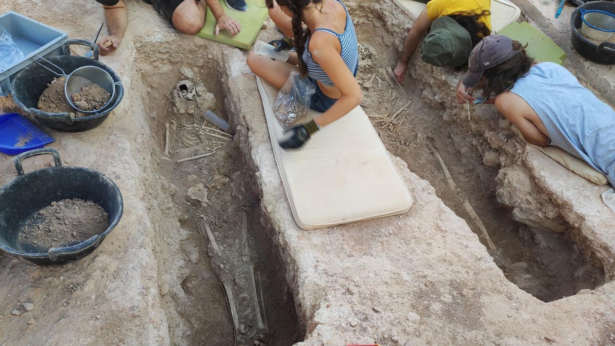 Los arqueólogos excavan las tumbas de la necrópolis