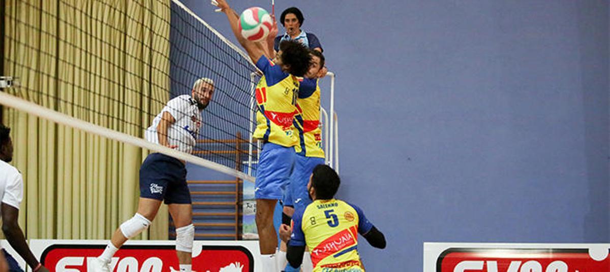 Una imagen del partido de la pasada jornada entre el Ushuaïa Ibiza Vóley y el UBE L´Illa Grau.