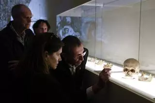 La visita guiada "Lo que los huesos cuentan" en el Palacio de Revillagigedo, en imágenes