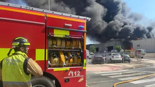 Un aparatoso incendio en el polígono de Fortuna provoca una nube tóxica que obliga a confinar a los vecinos