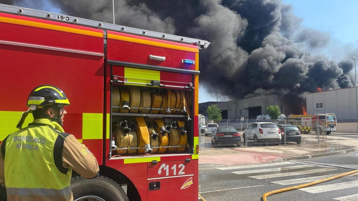 Incendio en una nave de tratamiento de plásticos en Fortuna.