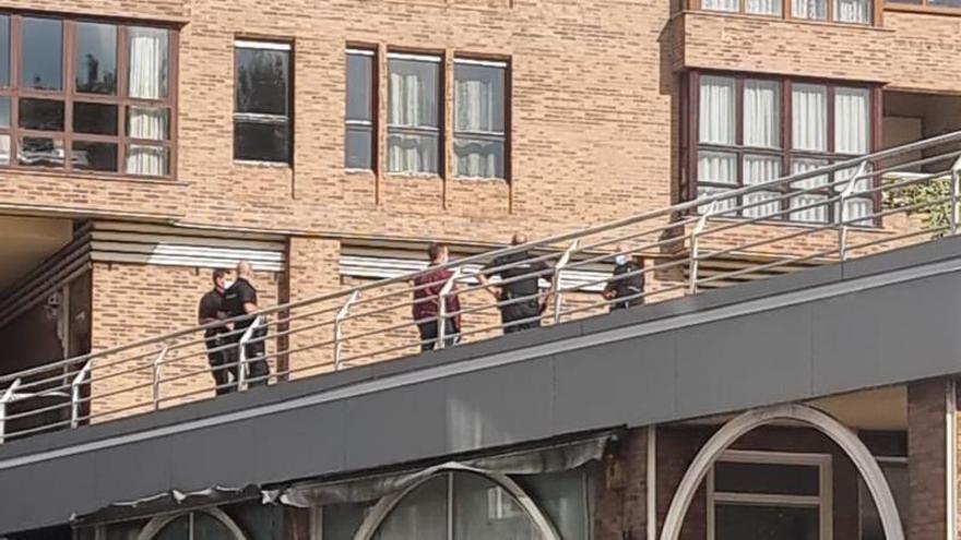 Agentes de la Policía Nacional, tras el suceso en el edificio de la calle Jardines