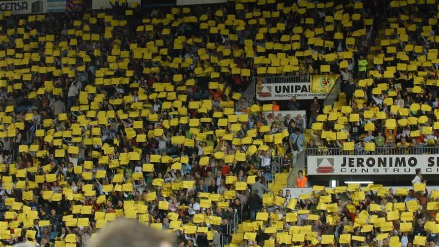 Un mosaico de 6.000 cartulinas para abrir el derbi