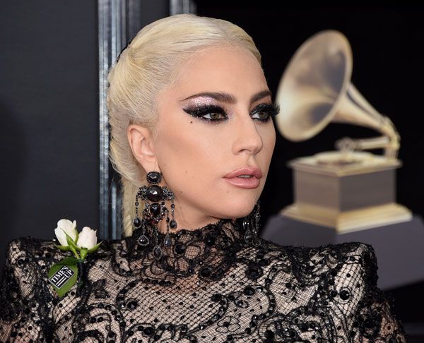 Lady Gaga con un sorprendente maquillaje en los Premios Grammy 2018