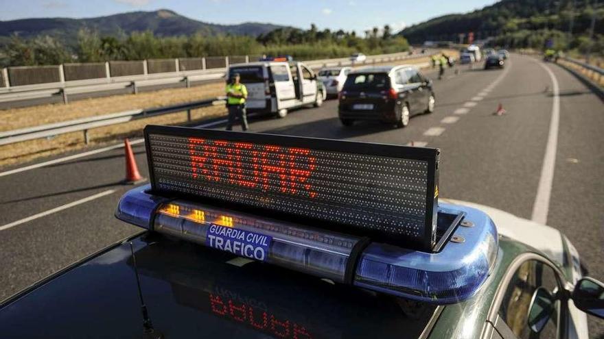 Control de radar de una patrulla de la Guardia Civil en la A-52, a su paso por Ribadavia.