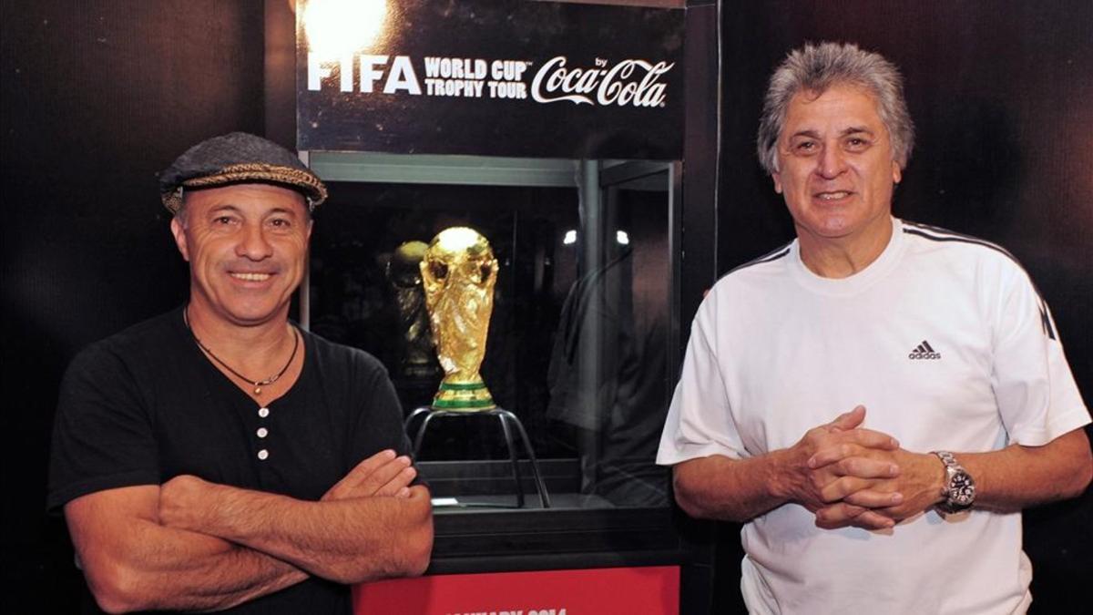 Ubaldo 'Pato' Fillol, a la derecha, posa con la Copa del Mundo junto al tambkén exjugador Julio Olarticoechea