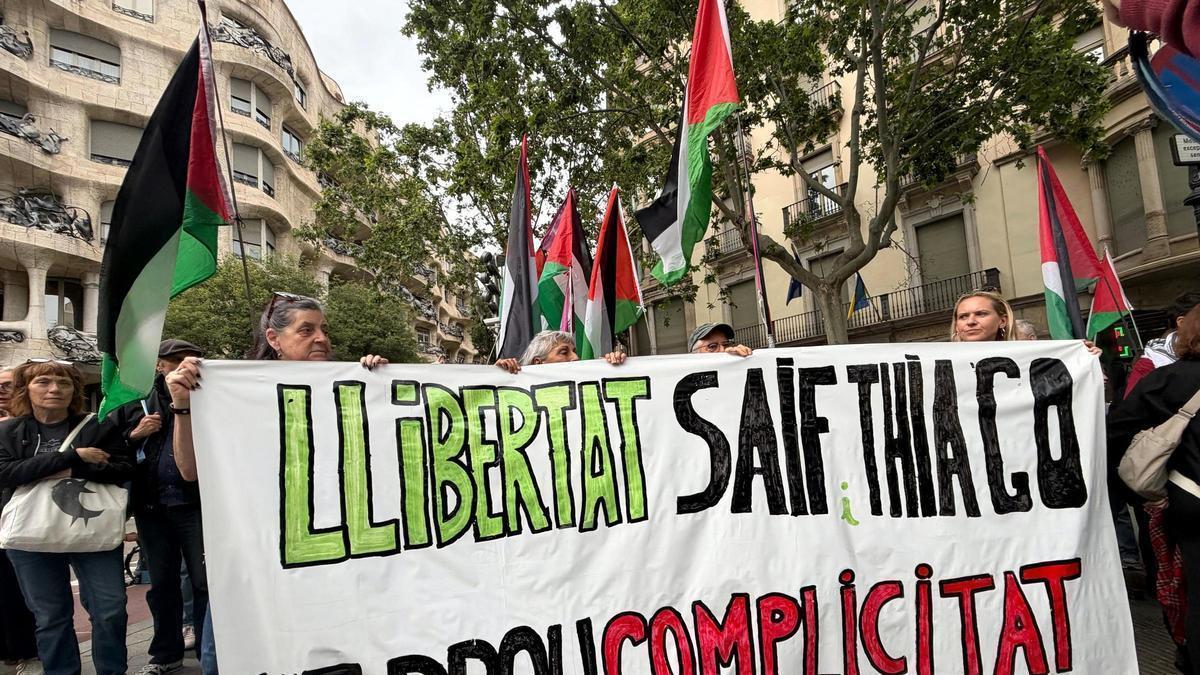 Manifestants mostren una pancarta demanant la llibertat de dos activistes propalestins detinguts per Israel i demanant la implicació de la UE, davant la seu de la Comissió Europea a Barcelona.