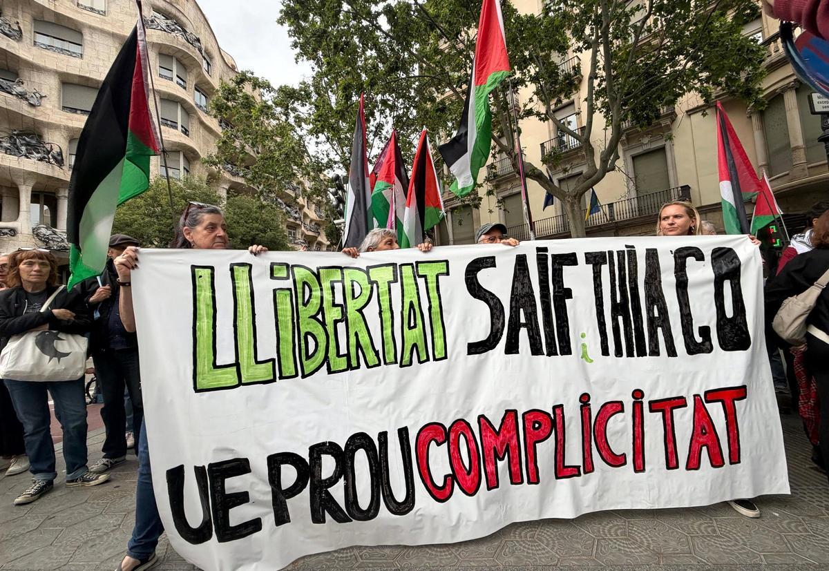 Manifestants mostren una pancarta demanant la llibertat de dos activistes propalestins detinguts per Israel i demanant la implicació de la UE, davant la seu de la Comissió Europea a Barcelona.
