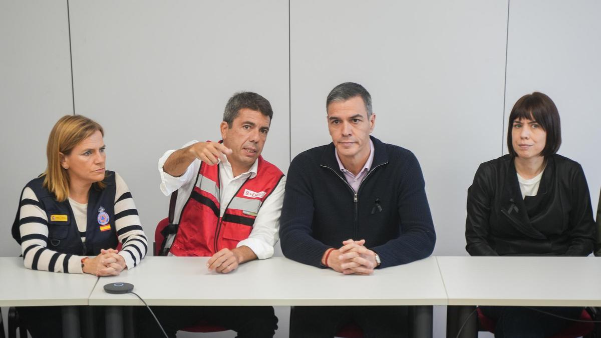 (I-D) La delegada del Gobierno en la Comunitat Valenciana, Pilar Bernabé; el presidente de la Generalitat valenciana, Carlos Mazón; el presidente del Gobierno, Pedro Sánchez y la ministra de Ciencia e Innovación, Diana Morant, durante una reunión en el Centro de Coordinación Operativo Integrado (CECOPI).