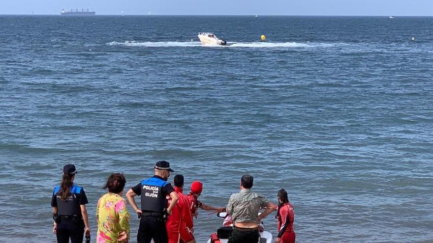 Vídeo: así fue el incidente con una lancha en la playa de Poniente