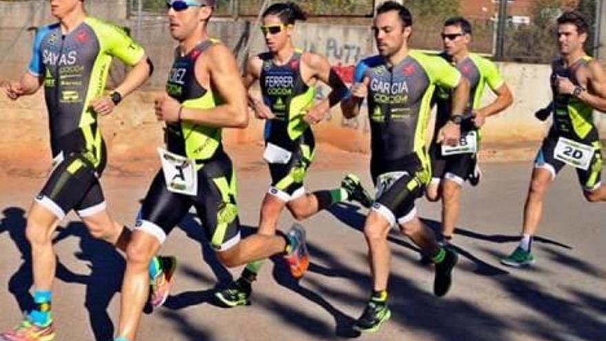 El primer equipo del TriCanet en la carrera a pie.