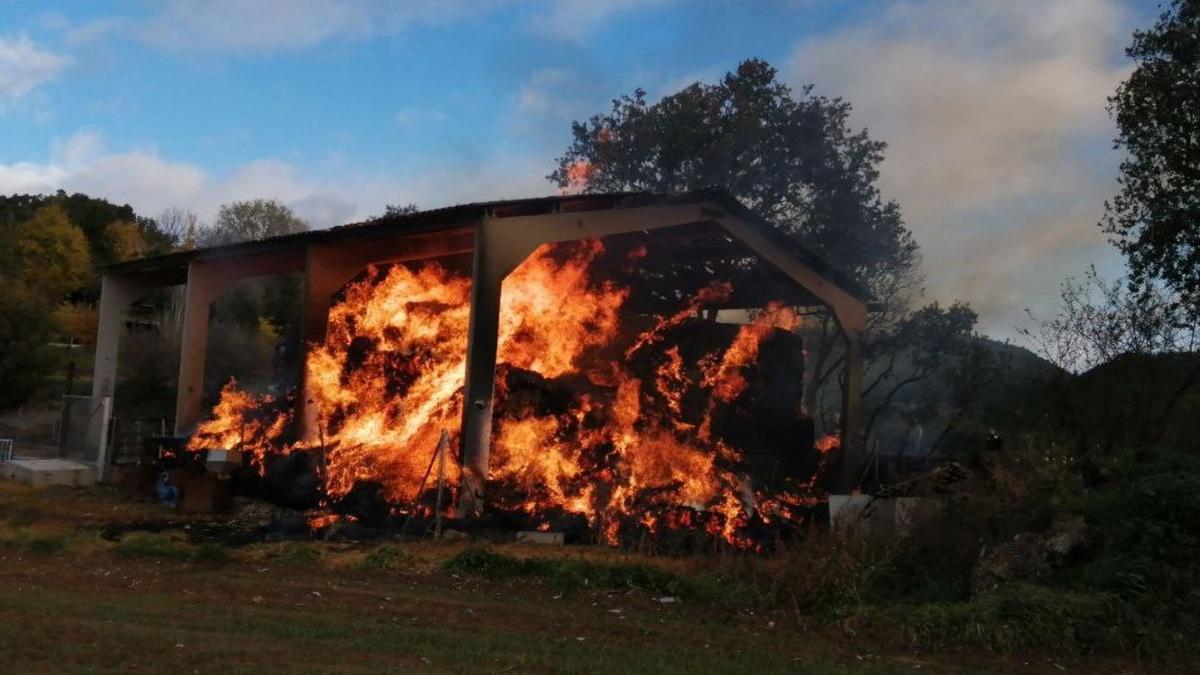 Incendi d&#039;un paller a la zona de la Cabana Negra, a Solsona