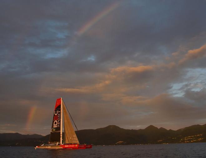 El patrón francés Francis Joyon navega su último IDEC Sport multihull en la isla de Guadalupe, en las Indias Occidentales, antes de cruzar la meta de la carrera en solitario Route du Rhum