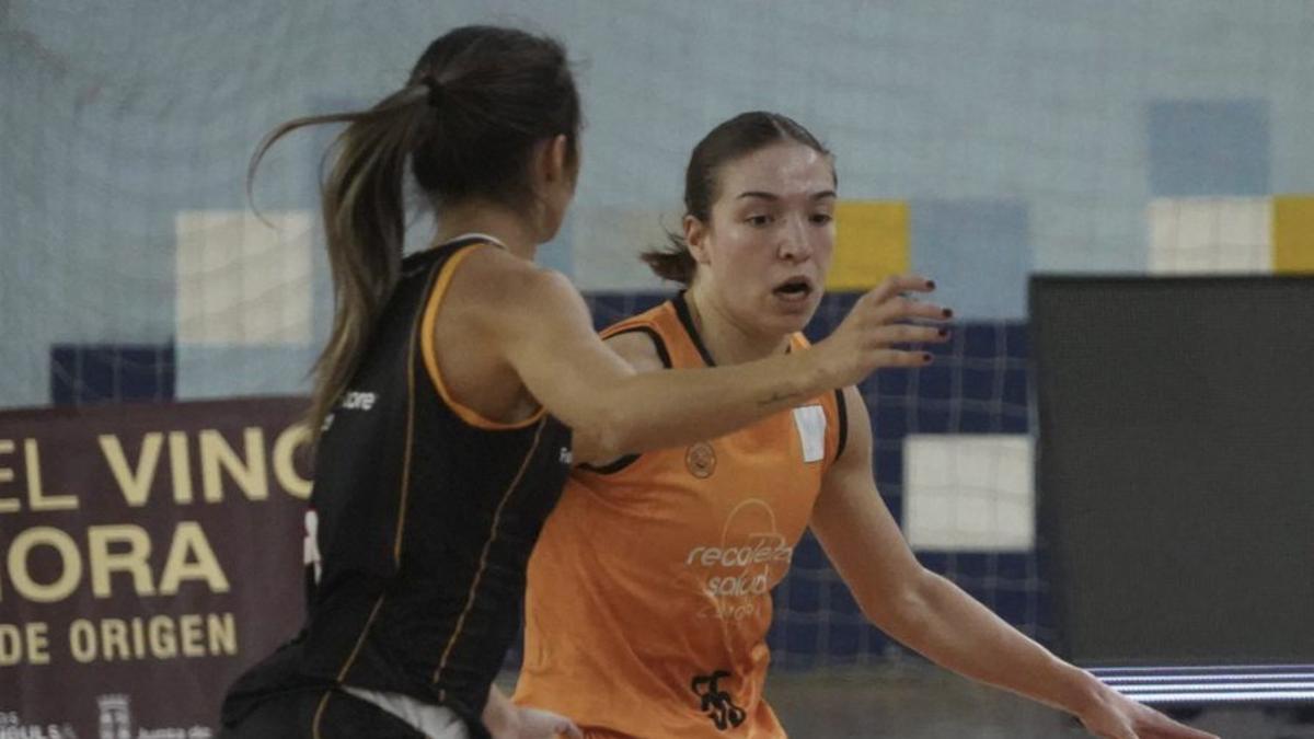 Eva Carregosa, jugadora del Recoletas Zamora, avanza con el balón. | JOSE LUIS FERNÁNDEZ