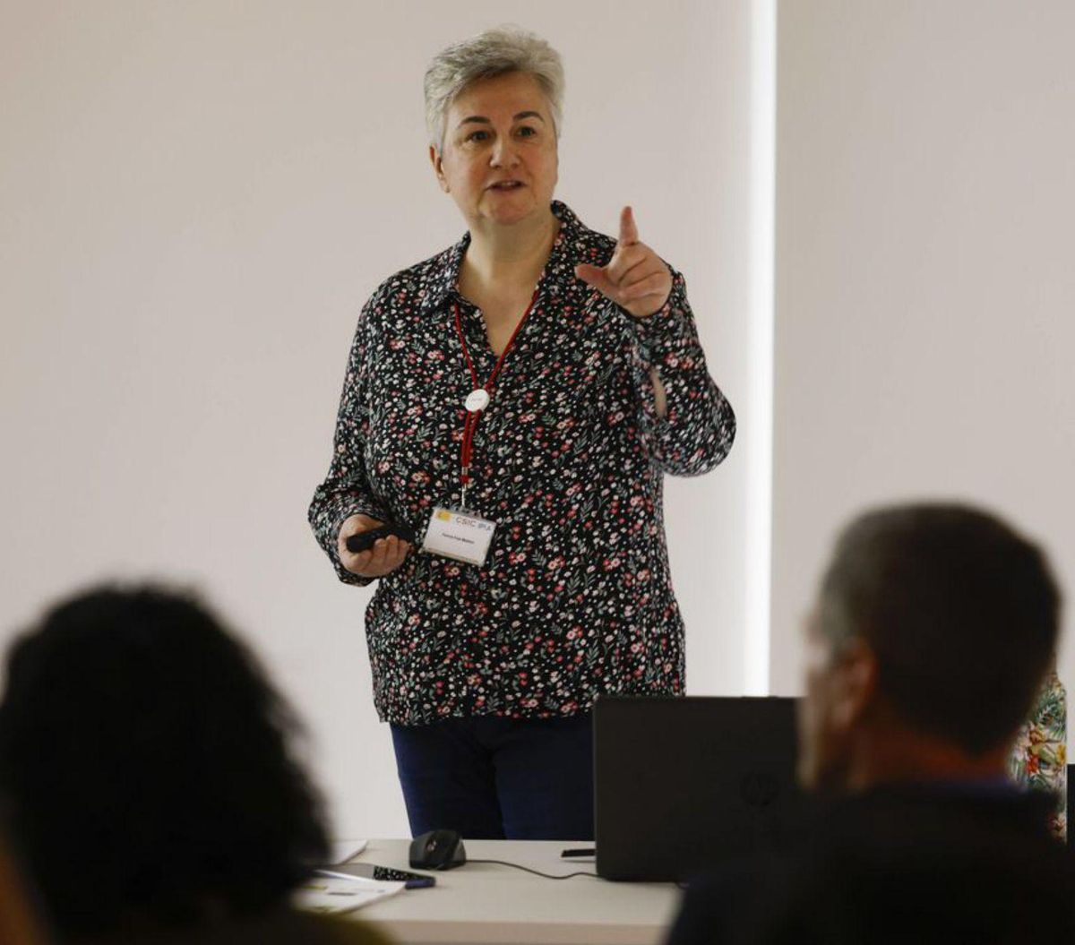 Patricia Ruas, durante la charla con los queseros; en la imagen circular, una pieza de gamonéu. | Luisma Murias