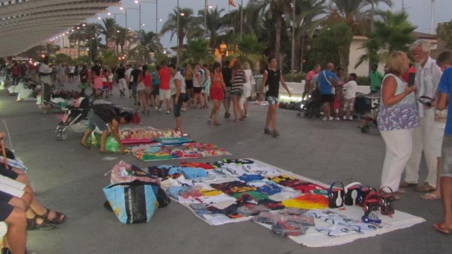 Venta ilegal de mercancía en un paseo de Torrevieja.