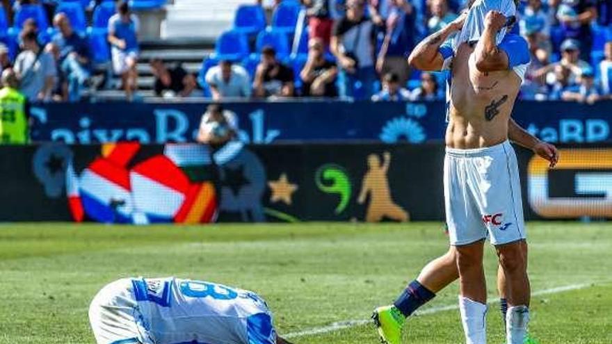 Los jugadores del Leganés se lamentan de una ocasión fallida. // J. M.