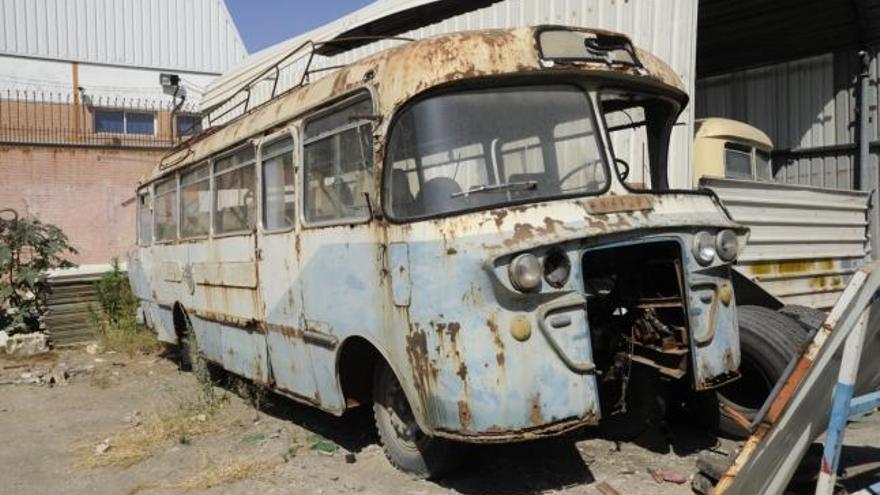 La flecha azul, el Austin-BMC de 1961, en las cocheras de la EMT.