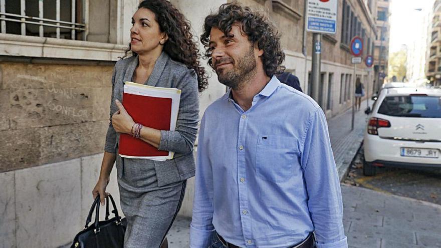 Jaume Garau y su abogada Carolina Ruiz, ayer entrando a los juzgados de Vía Alemania.