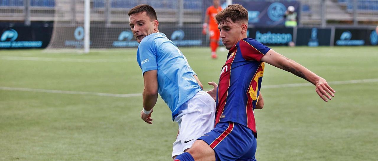 Ángel Rodado pugna con un rival del Barcelona B en el último partido disputado en el campo de Can Misses. | JUAN A. RIERA