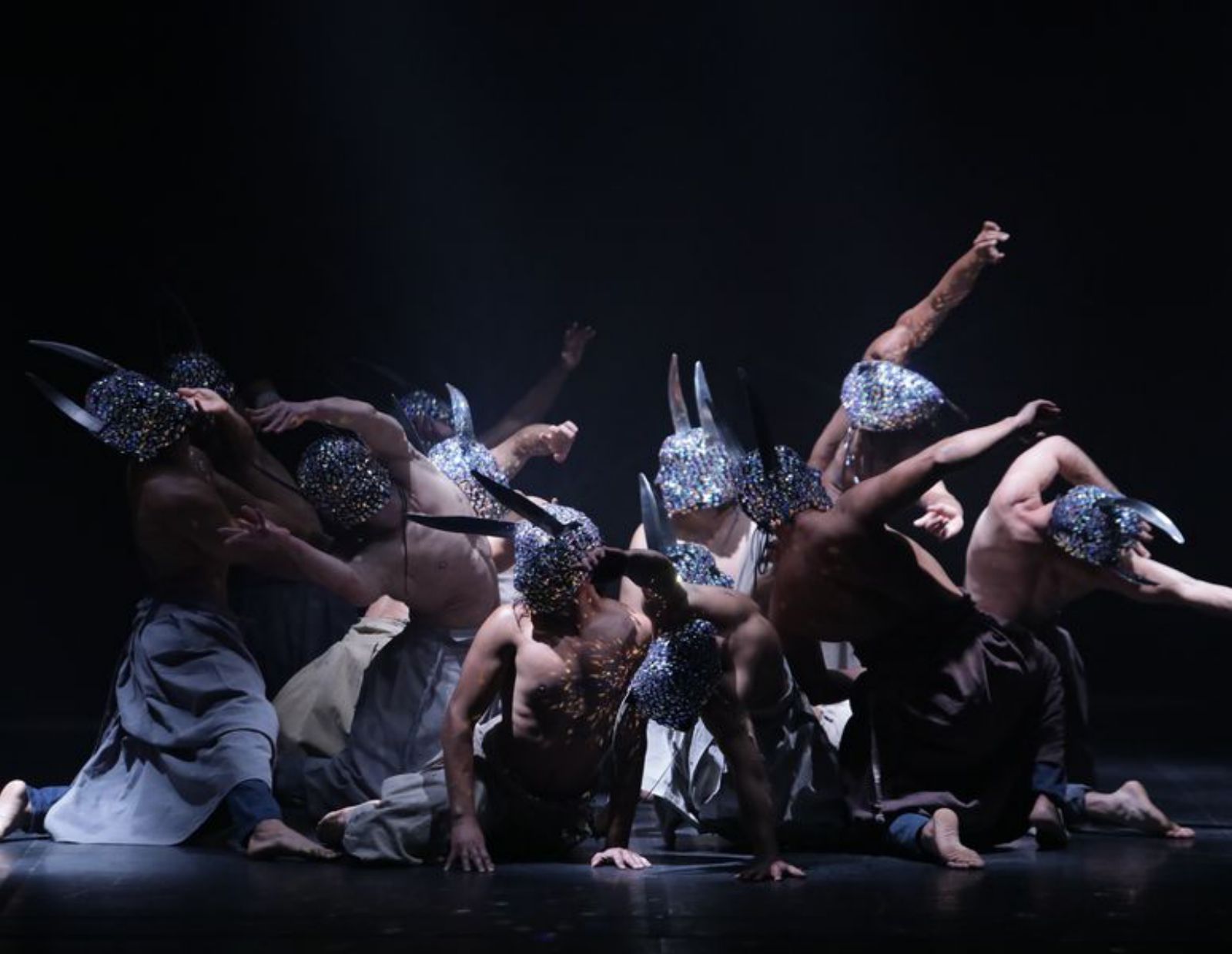 La obra de danza “Les Nuits Barbares ou les premiers matins du monde”, en el Jovellanos. | Juan Plaza