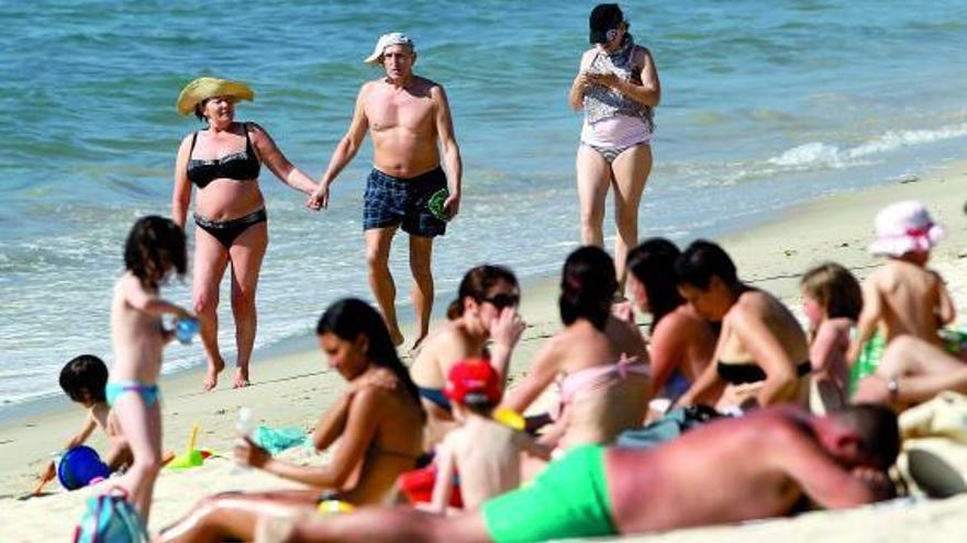 La playa de Samil en Vigo sirvió de refugio contra las altas temperaturas en la tarde de ayer. // R. Grobas