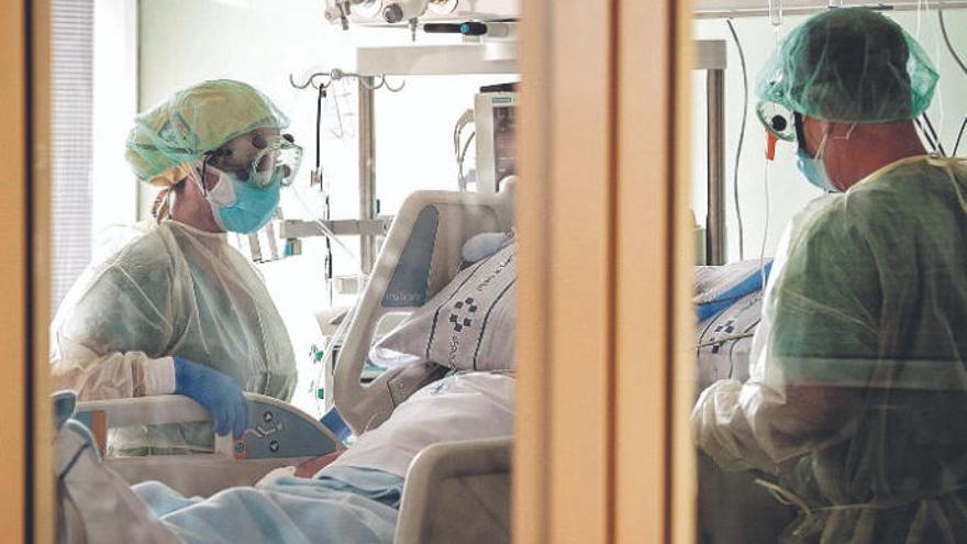 Sanitarios del Hospital Insular atendiendo a un paciente con coronavirus.