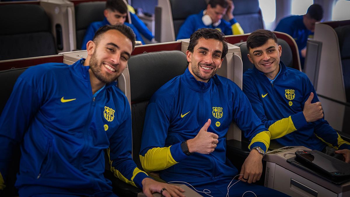 Eric Garcia, Ferran Torres y Pedri en el avión hacia Jeddah