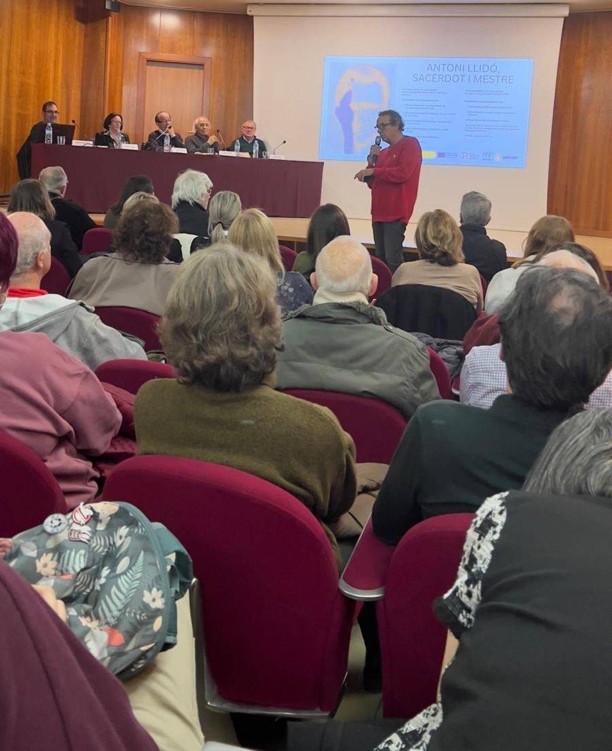 El público llenó la Casa de Cultura. Numerosos asistentes se quedaron de pie.