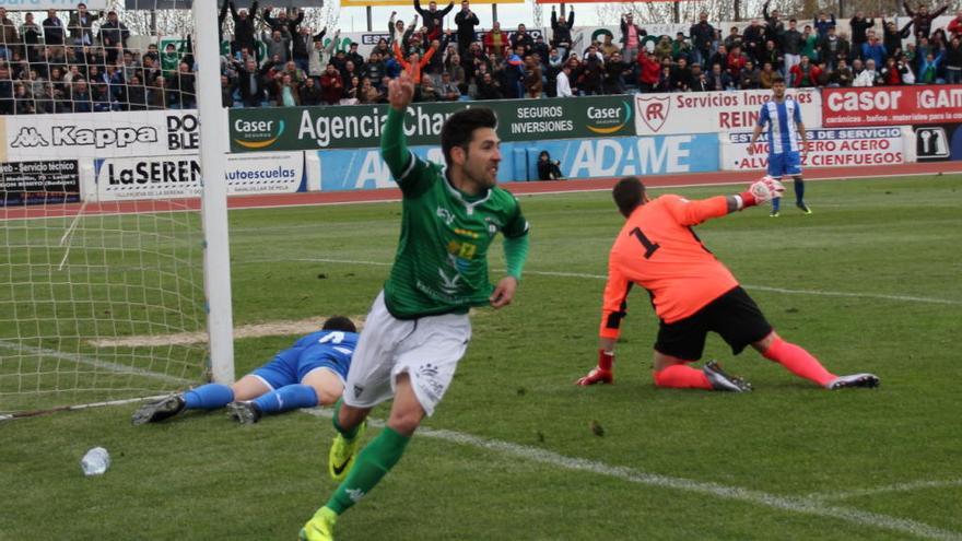 Un jugador del Villanovense celebra un gol ante la desolación de Dorronsoro. el periódico de extremadura