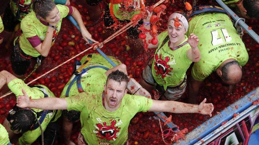 Más de 22.000 personas empiezan a teñir de rojo Buñol en la Tomatina