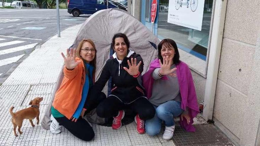 Activistas de PAH acampados ante la entidad bancaria. // FdV